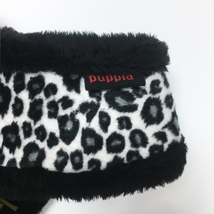 Fleece dog harness woven label logo close-up detail