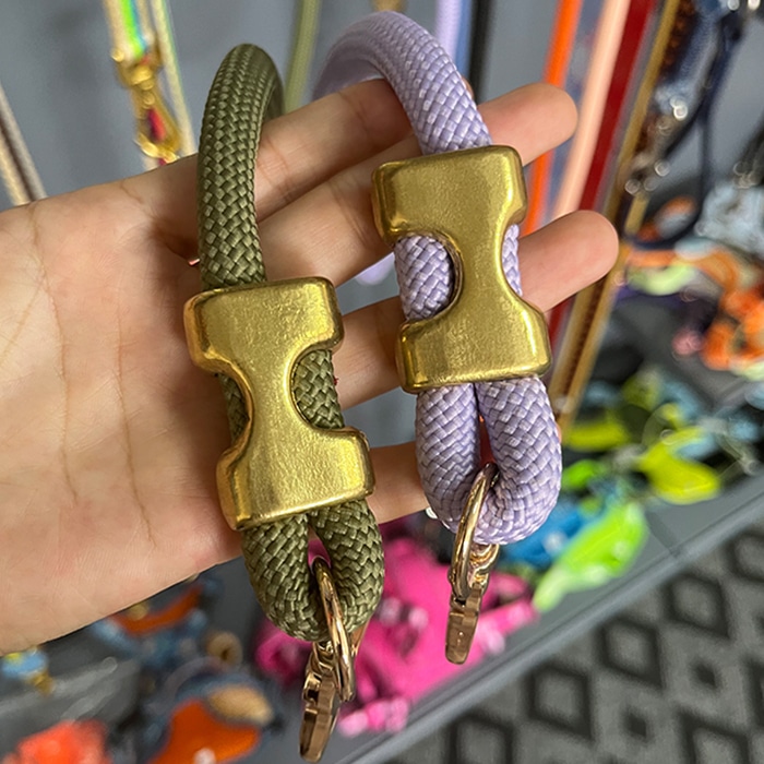 Front view of solid brass swivel hook hardware for nylon rope dog lead Front view of solid brass swivel hook hardware for nylon rope dog lead